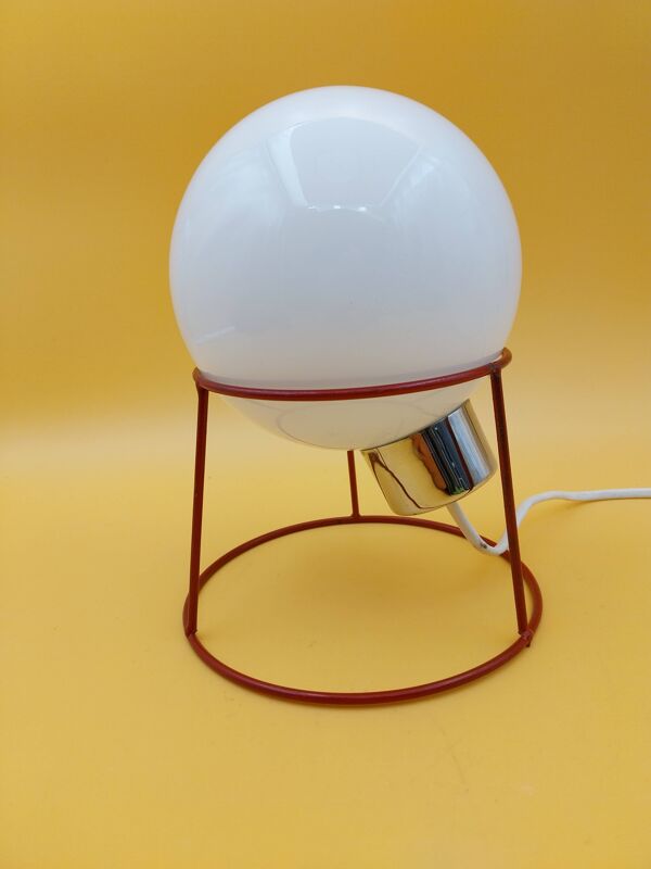 Lampe métal rouge globe opaline année 70 80