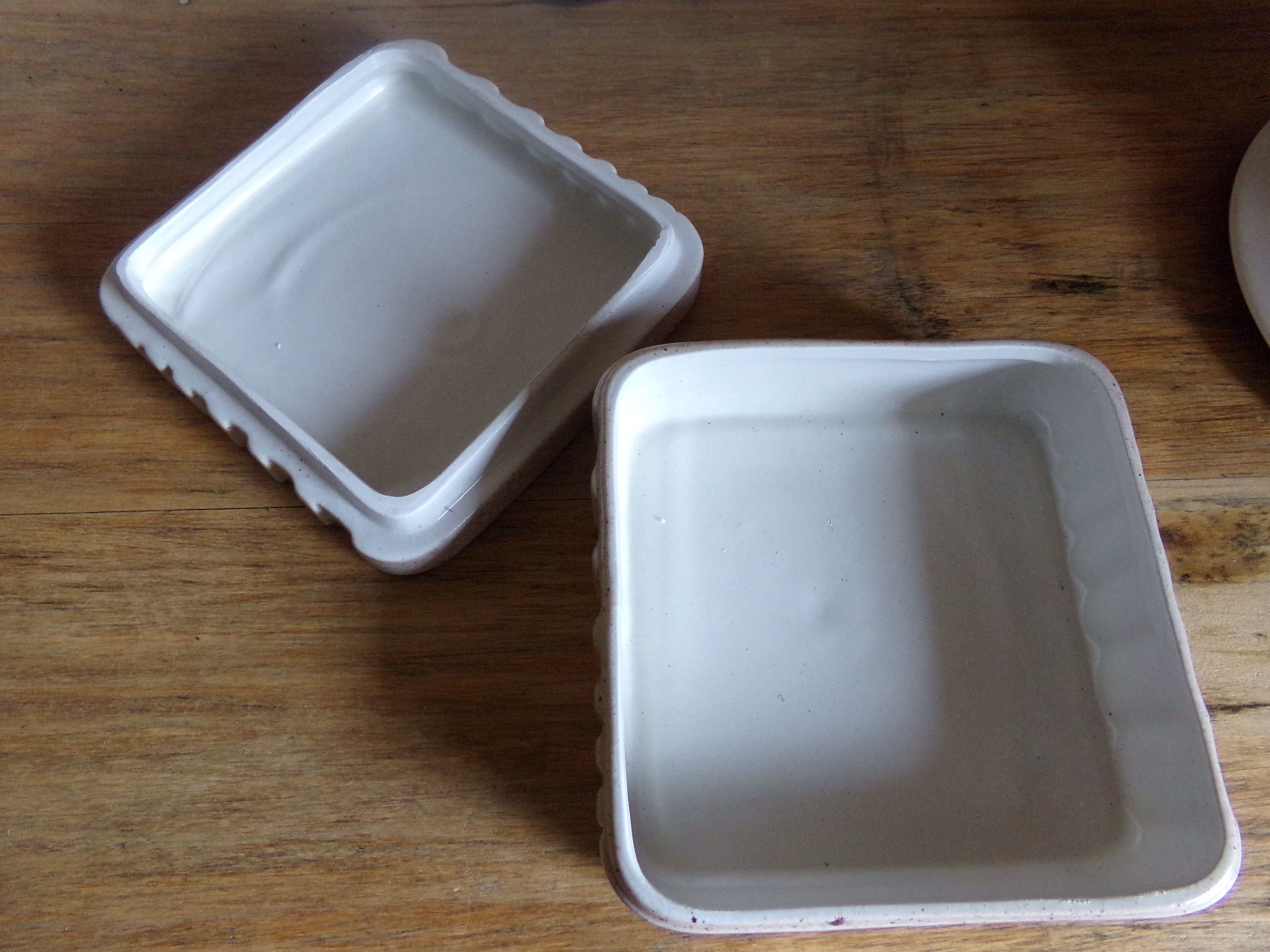 Square-shaped enamelled sandstone box