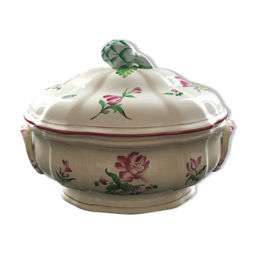 Vegetable dish with floral decoration