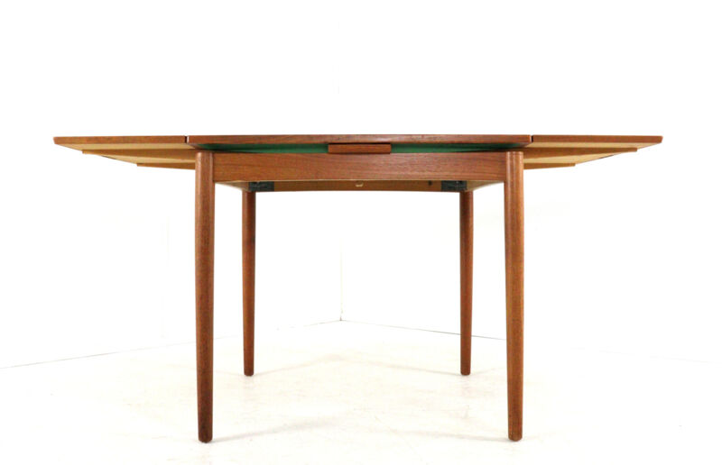 Compact Poul Hundevad for Hundevad & Co extendable dining table in teak