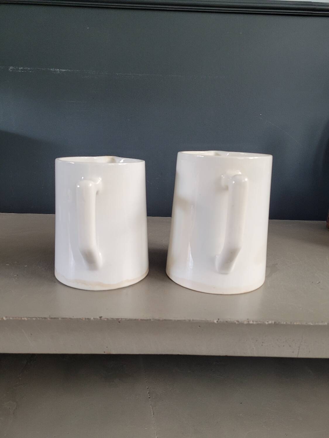 Paire de pichets en porcelaine de Digoin