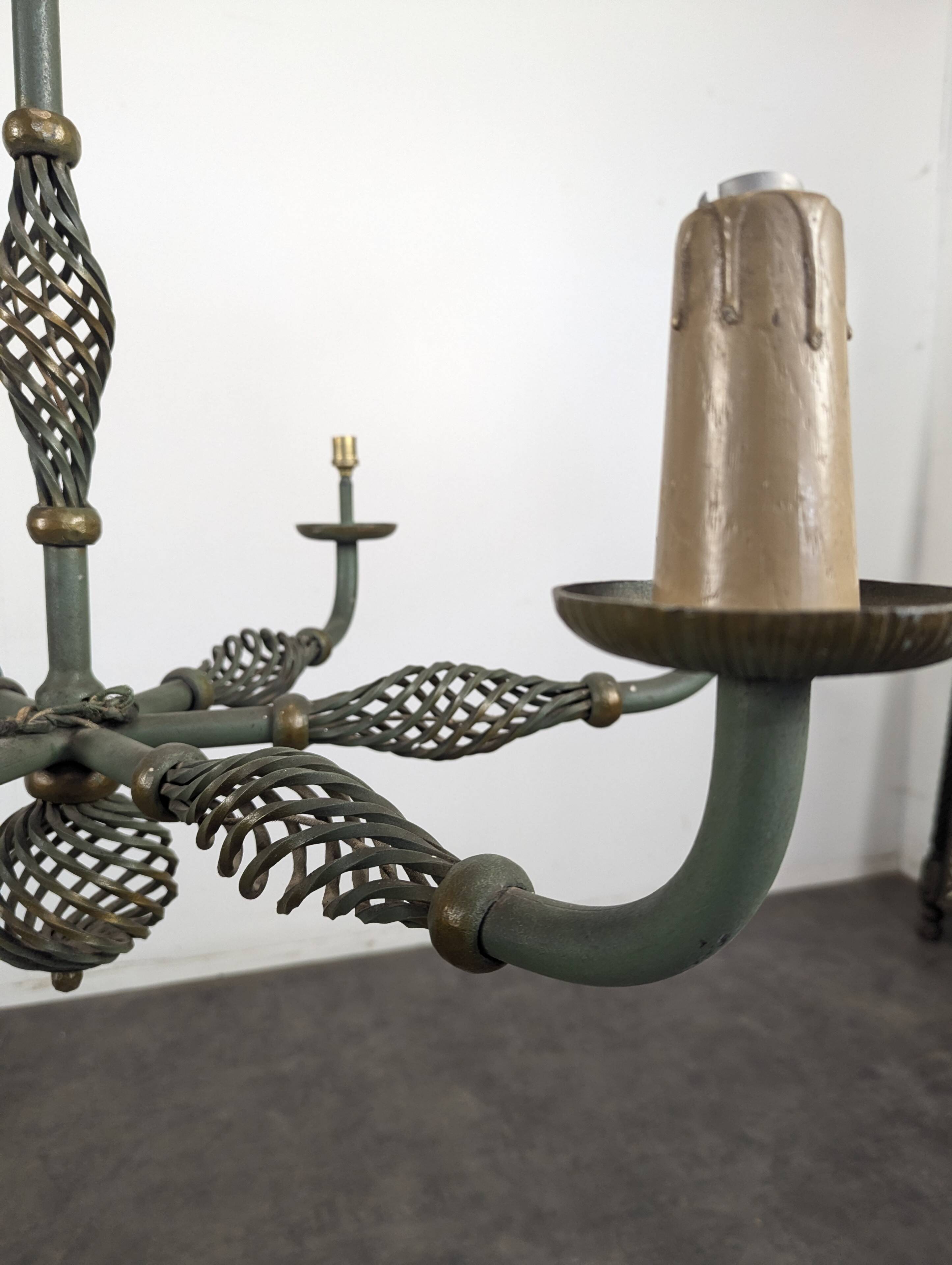 Grand lustre à six bras en fer forgé patiné vert et laiton