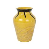 Petit vase vintage émaillé jaune orange noir motif relief 1970