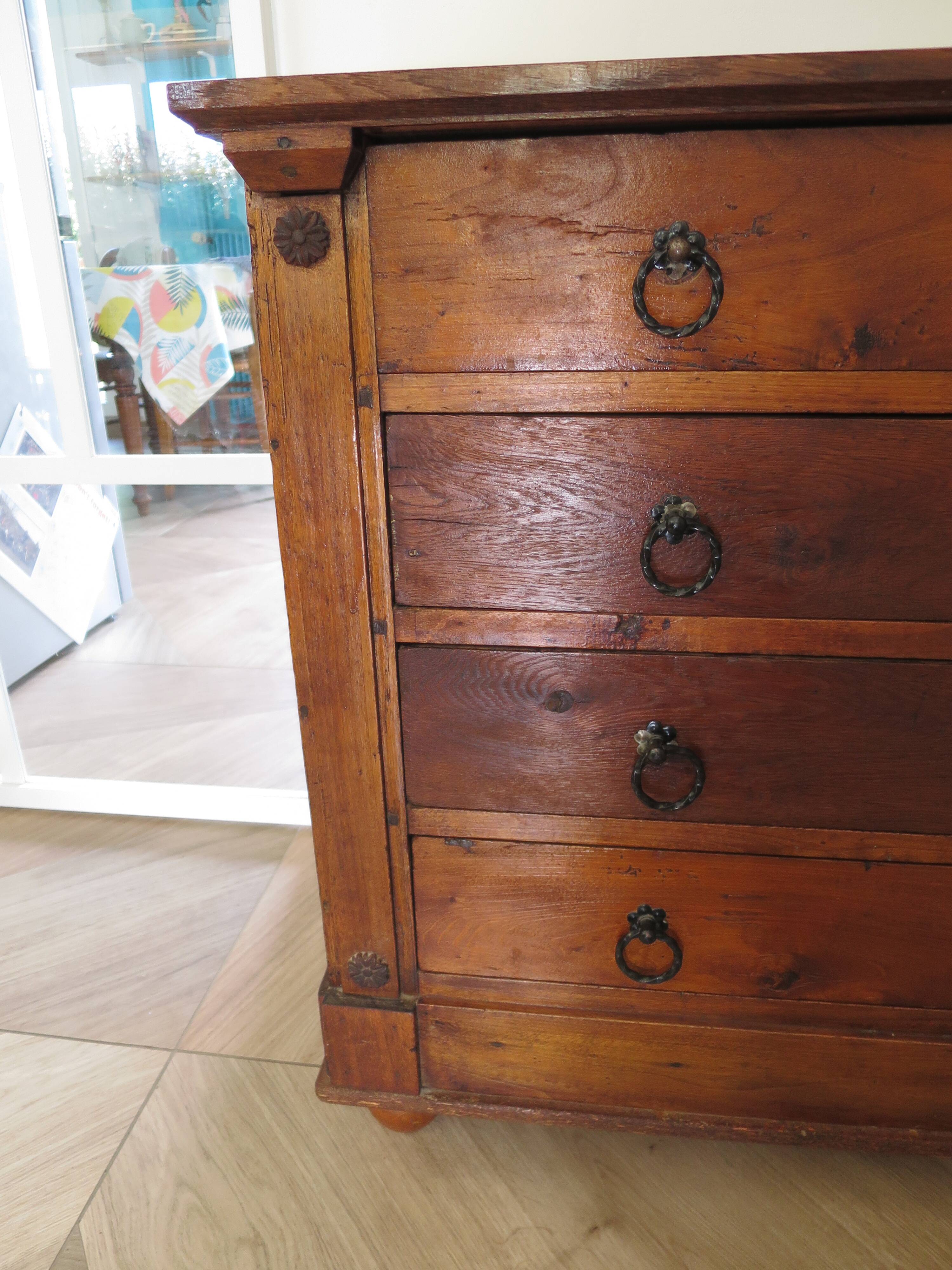 Commode 4 tiroirs en bois massif, début XXème s.