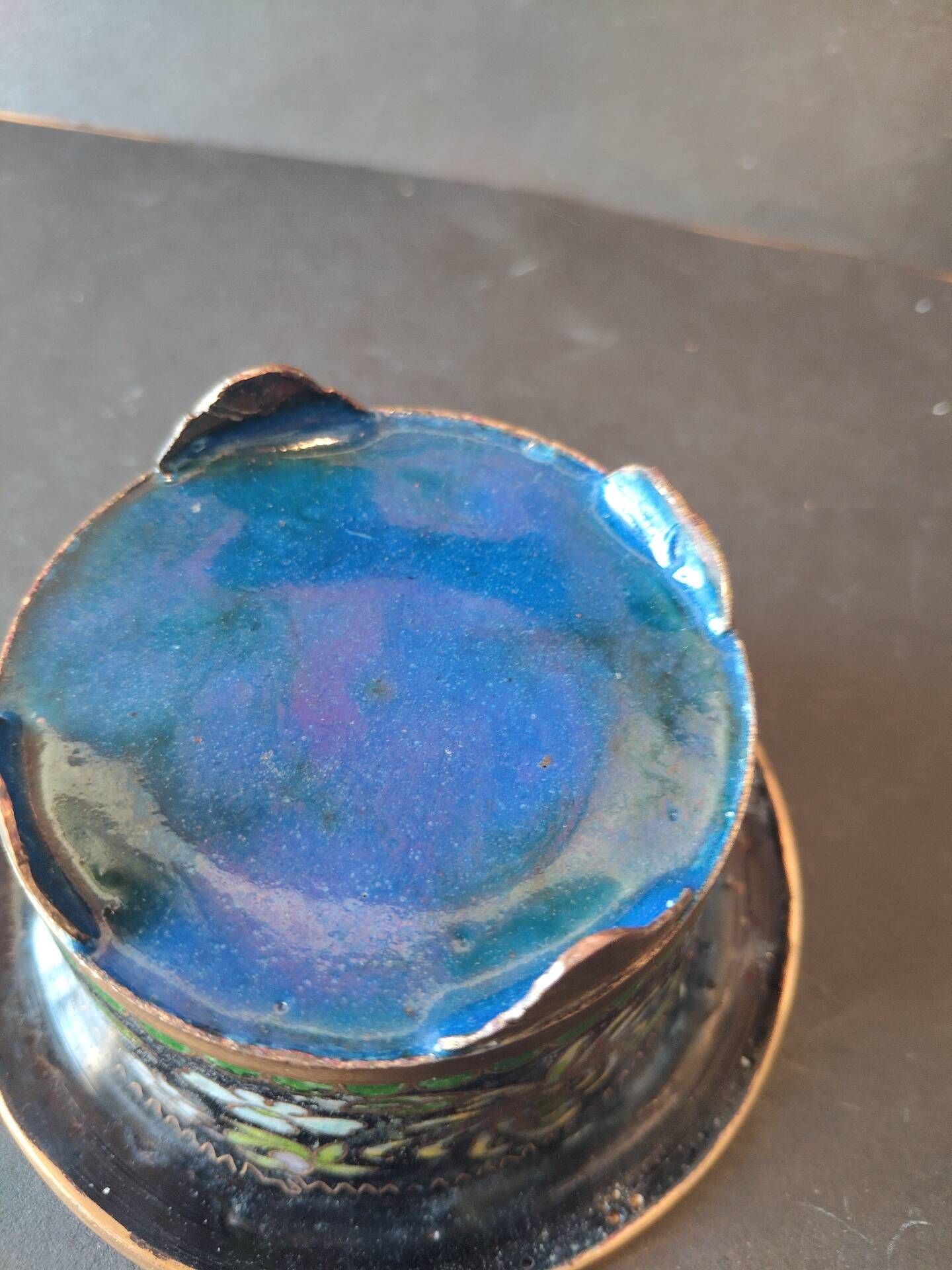 Vintage Chinese bowl in cloisonné enamel on four feet
