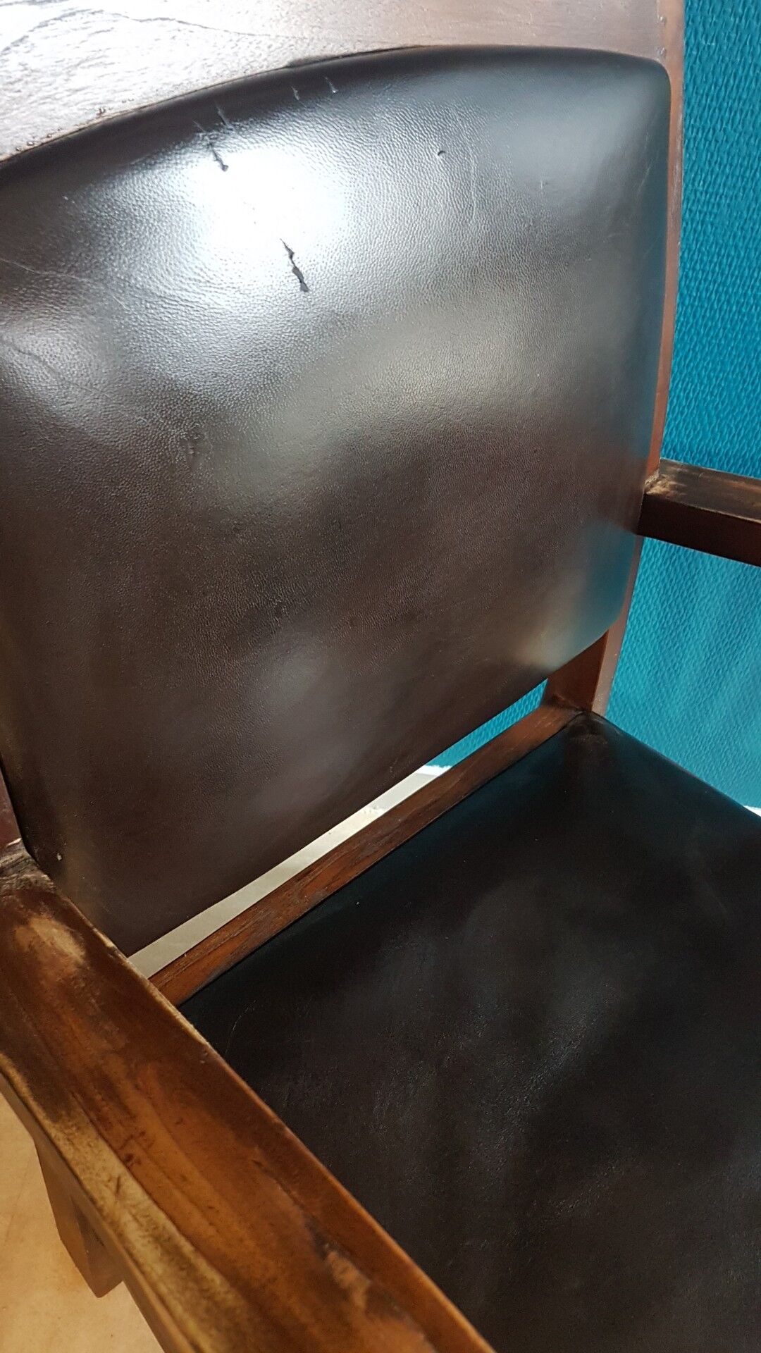 Fauteuil bois et cuir style colonial