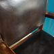 Fauteuil bois et cuir style colonial