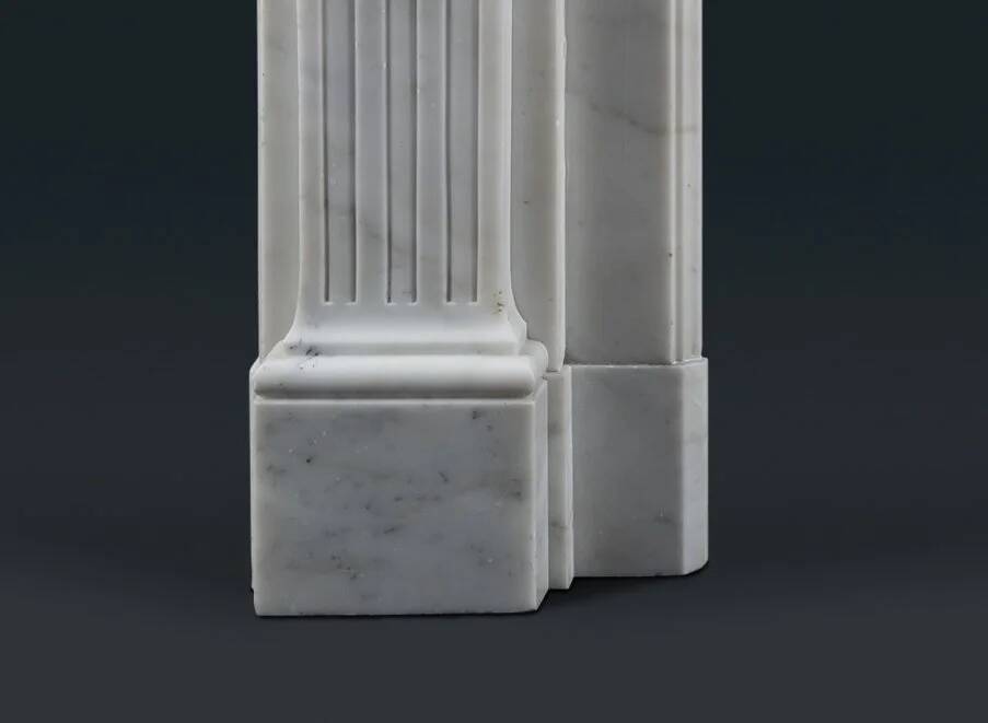 Cheminée en marbre statuaire de style Louis XVI