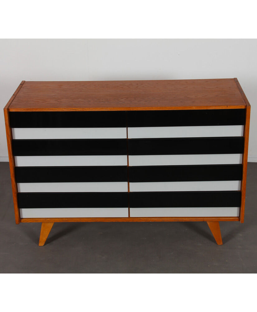 Commode  par Jiri Jiroutek, modèle U-453 datant des années 1960