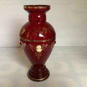 Vase camée et cabochons rouges en verre bordeaux