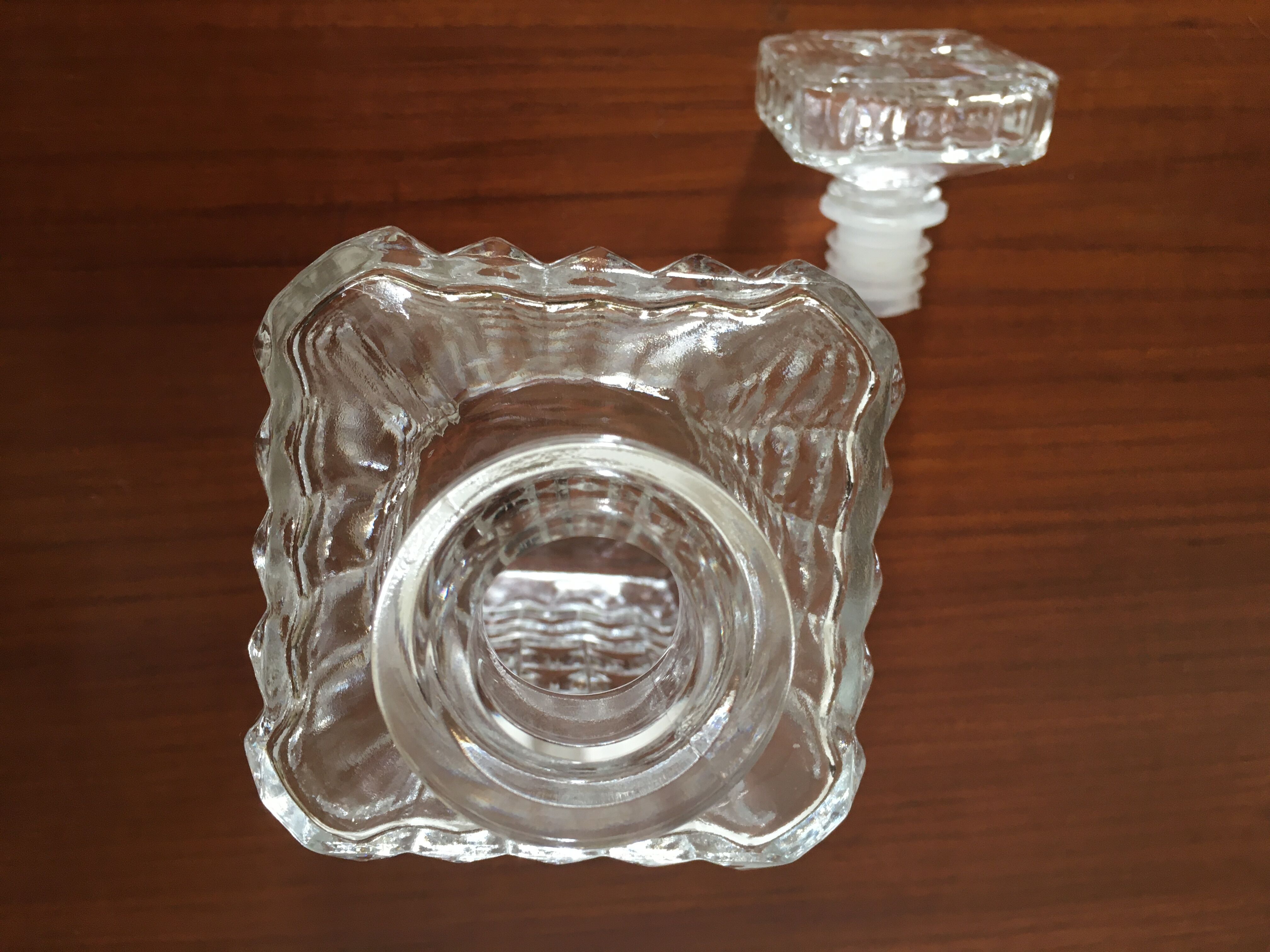Diamond-tipped whisky carafe