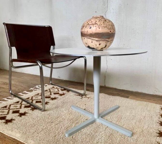 Vintage coffee table round pedestal table star base cast aluminum year 1980