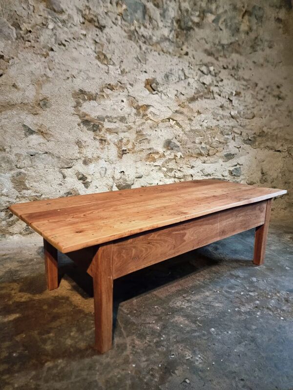 Table basse rustique française ancienne en merisier