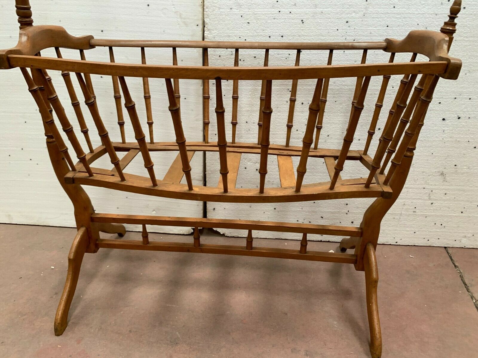 Berceau et sa flèche en hêtre teinté merisier XX siècle