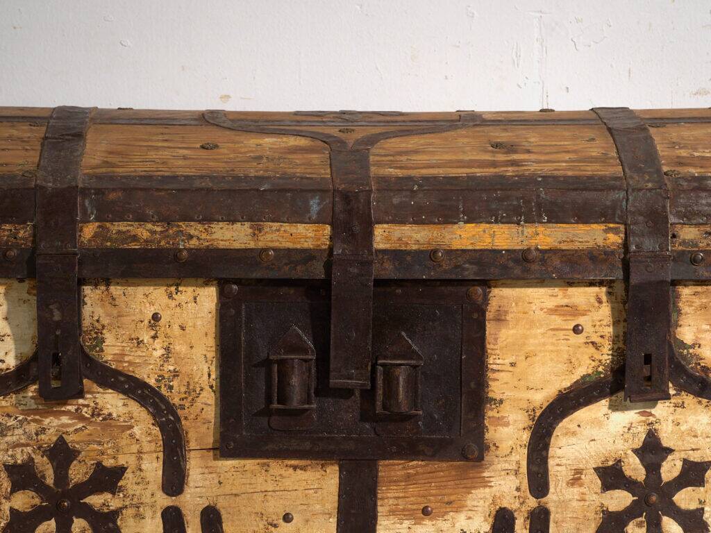 Coffre ancien ferré en bois de pin – Europe centrale, vers 1870
