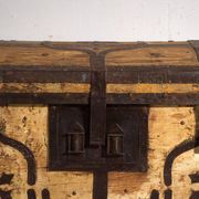 Coffre ancien ferré en bois de pin – Europe centrale, vers 1870