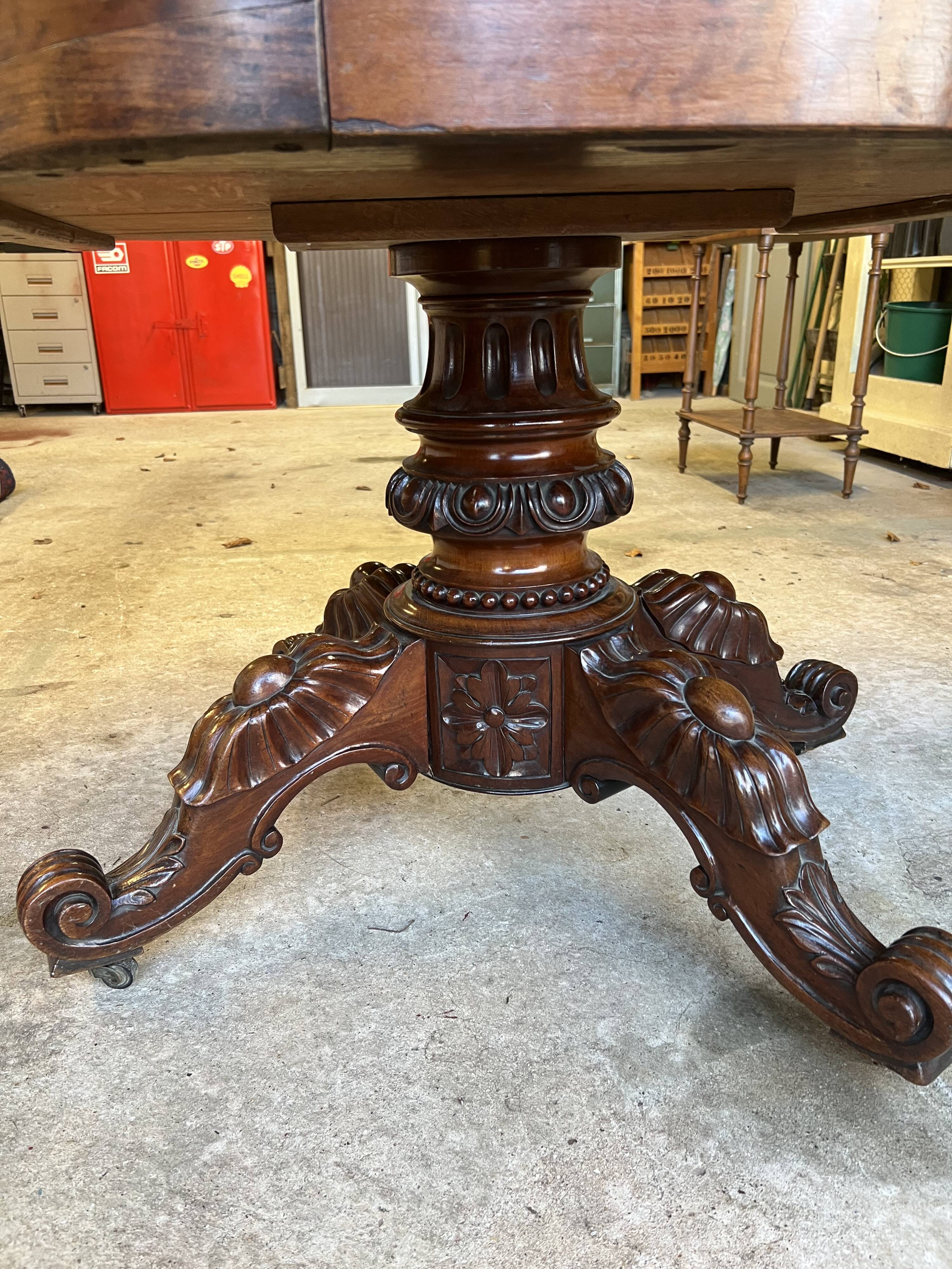 Middle table in mahogany.