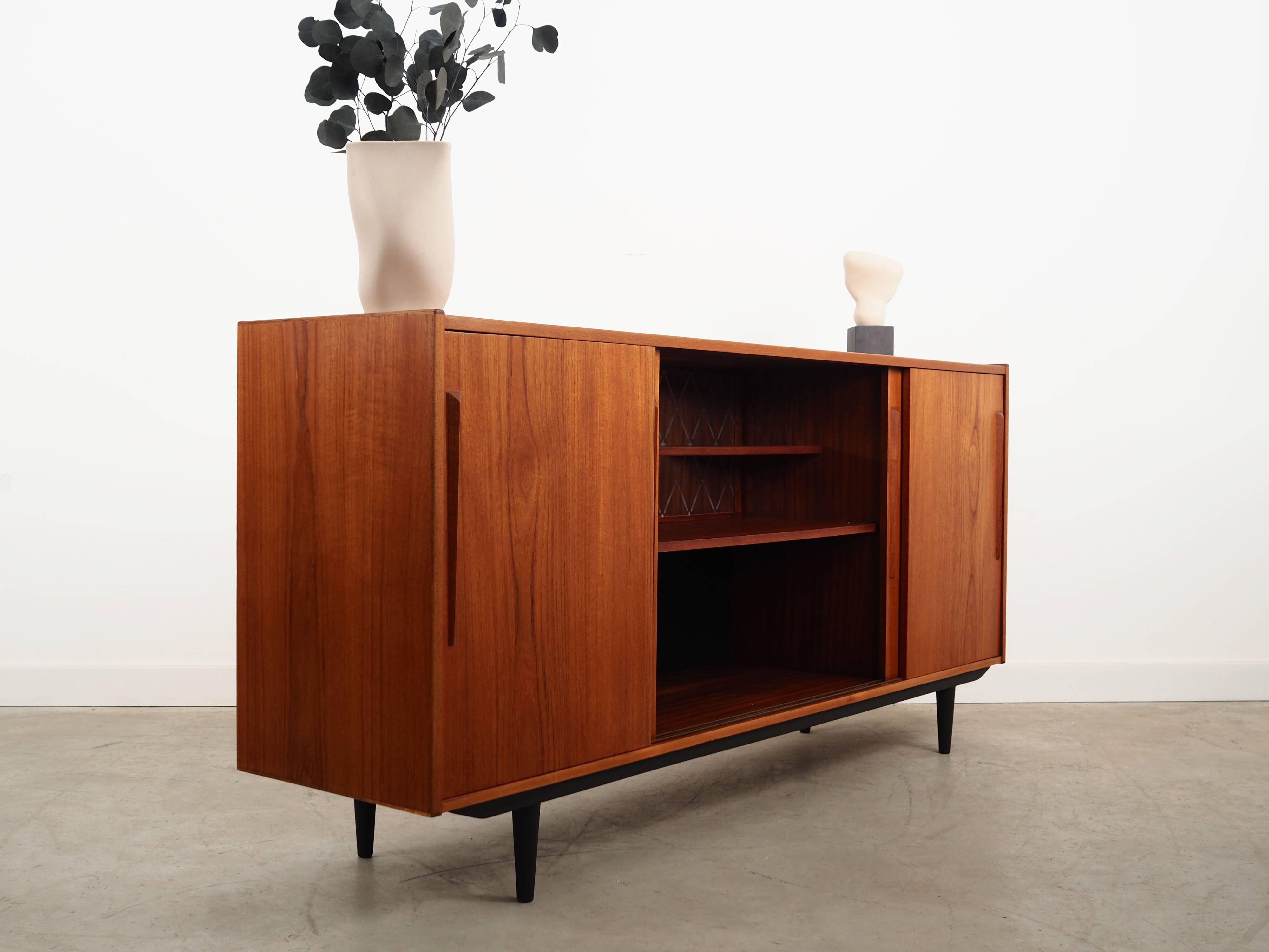 Buffet en teck, design danois, années 1970, production : Danemark