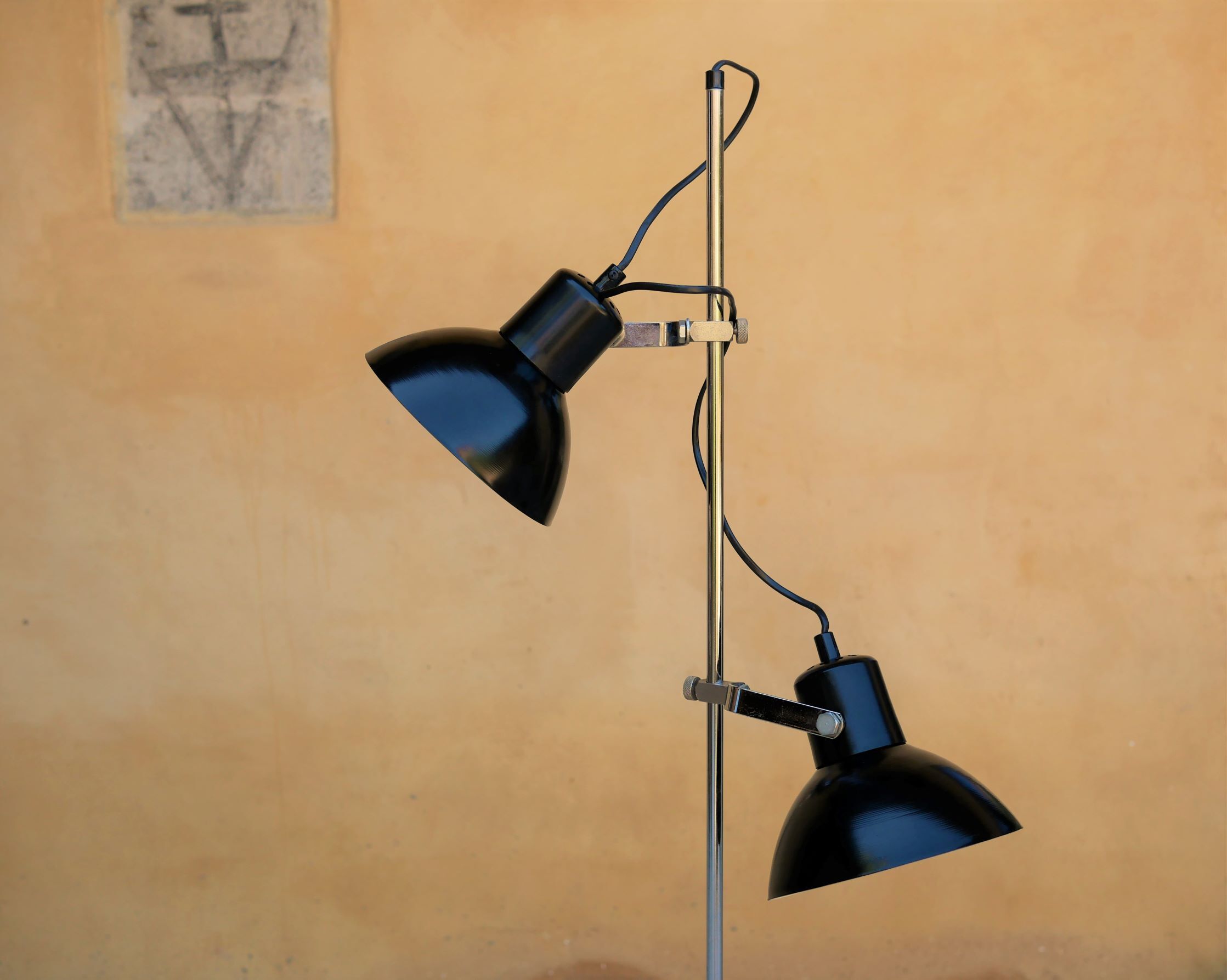 Lampadaire en métal noir avec 2 spots