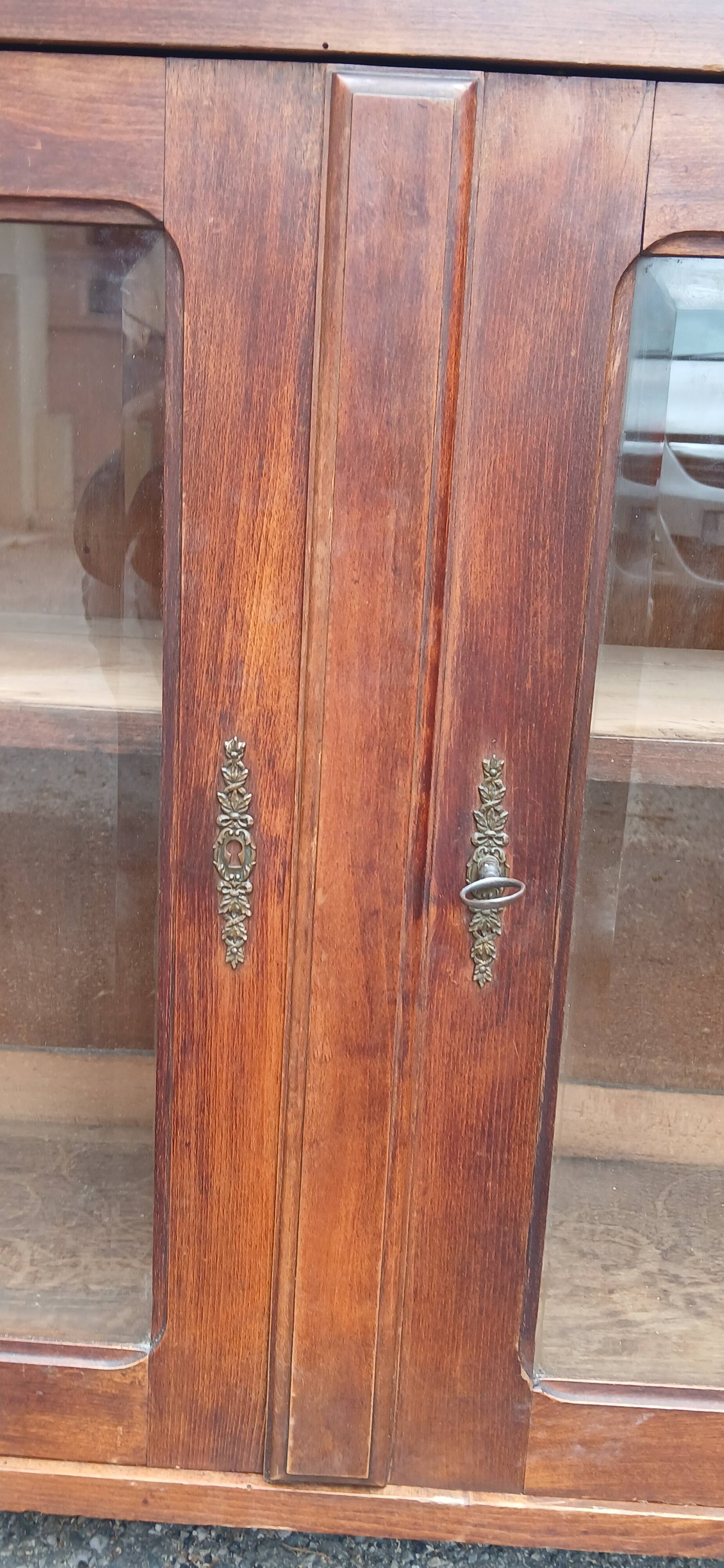 Dresser / display cabinet / sideboard top with beveled glass