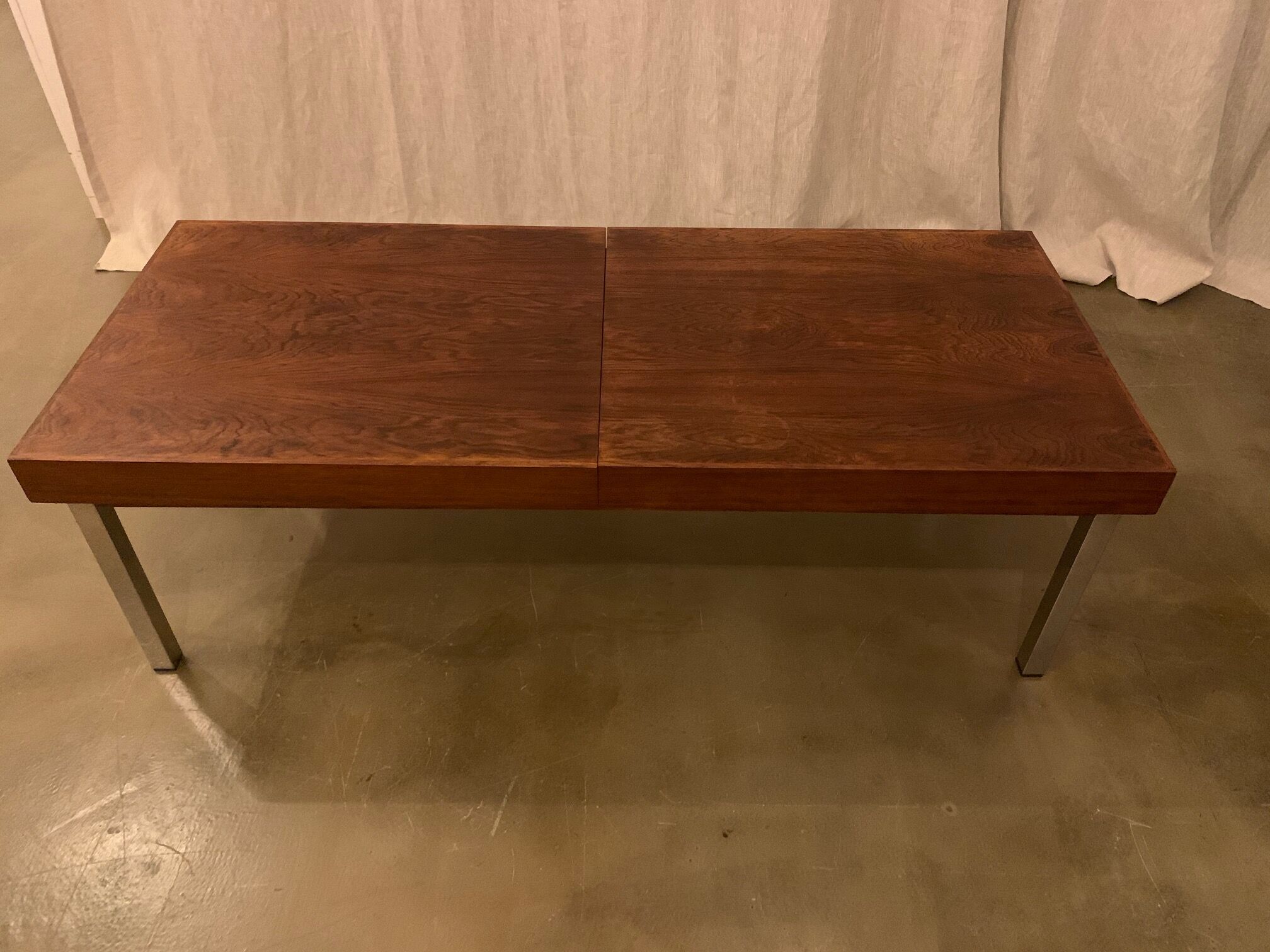 Expandable coffee table