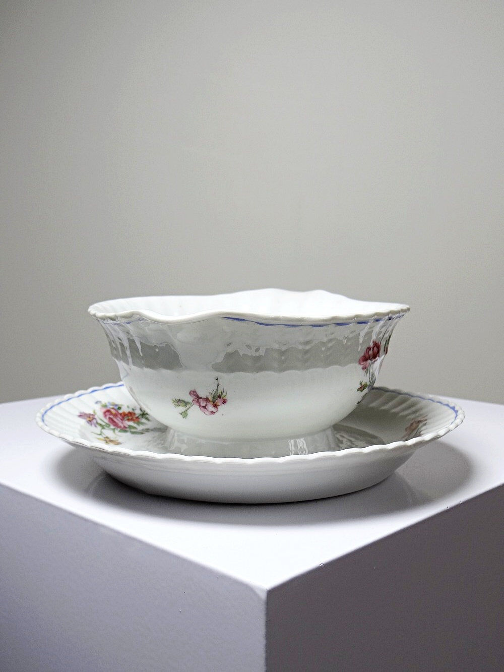 Bernardaud sauceboat Limoges porcelain with floral decoration from the 1920s to 1950s.