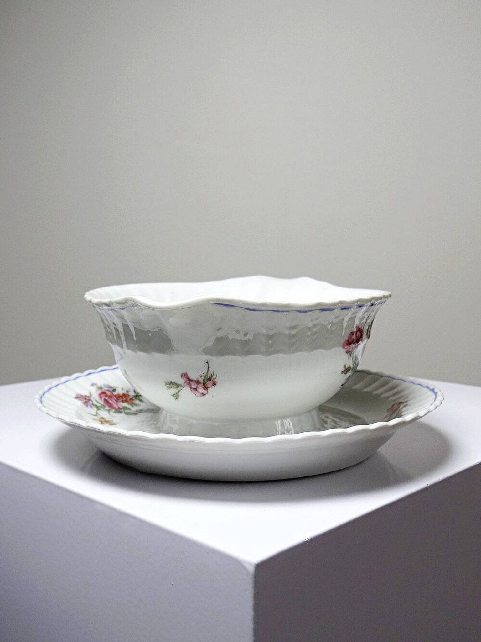 Bernardaud sauceboat Limoges porcelain with floral decoration from the 1920s to 1950s.