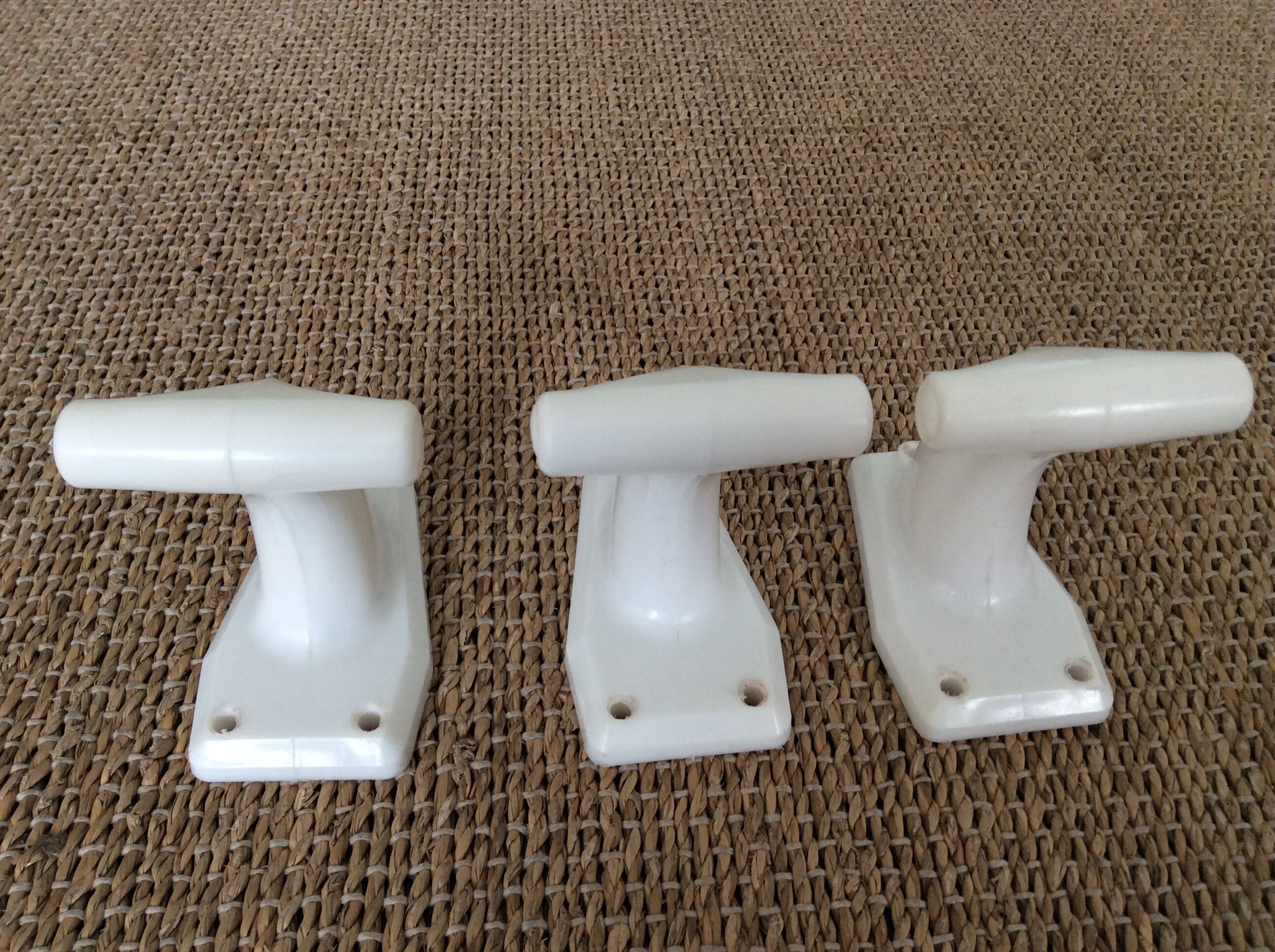 Series of 3 plastic hooks
