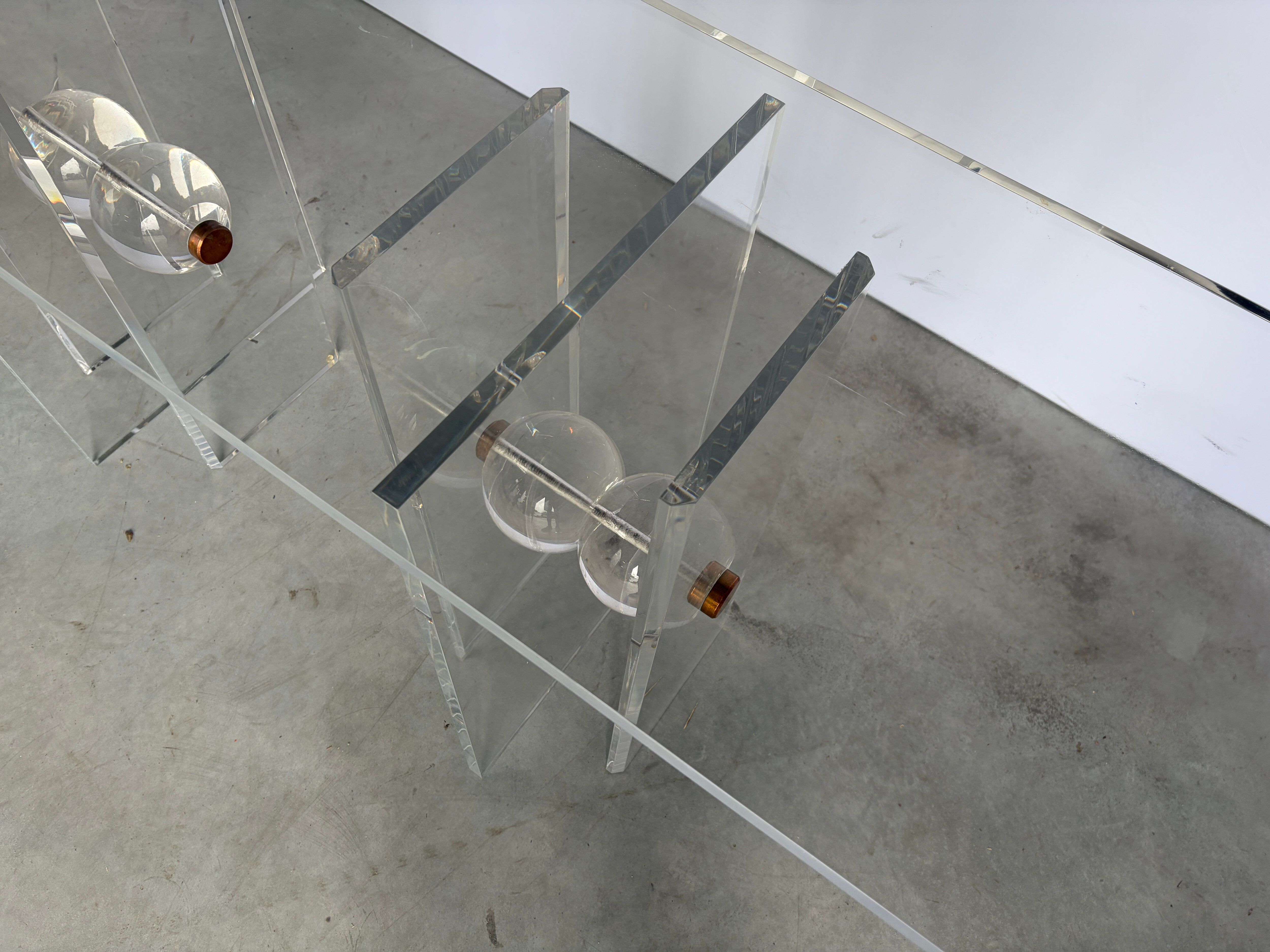 Table console en laiton et lucite, années 1970
