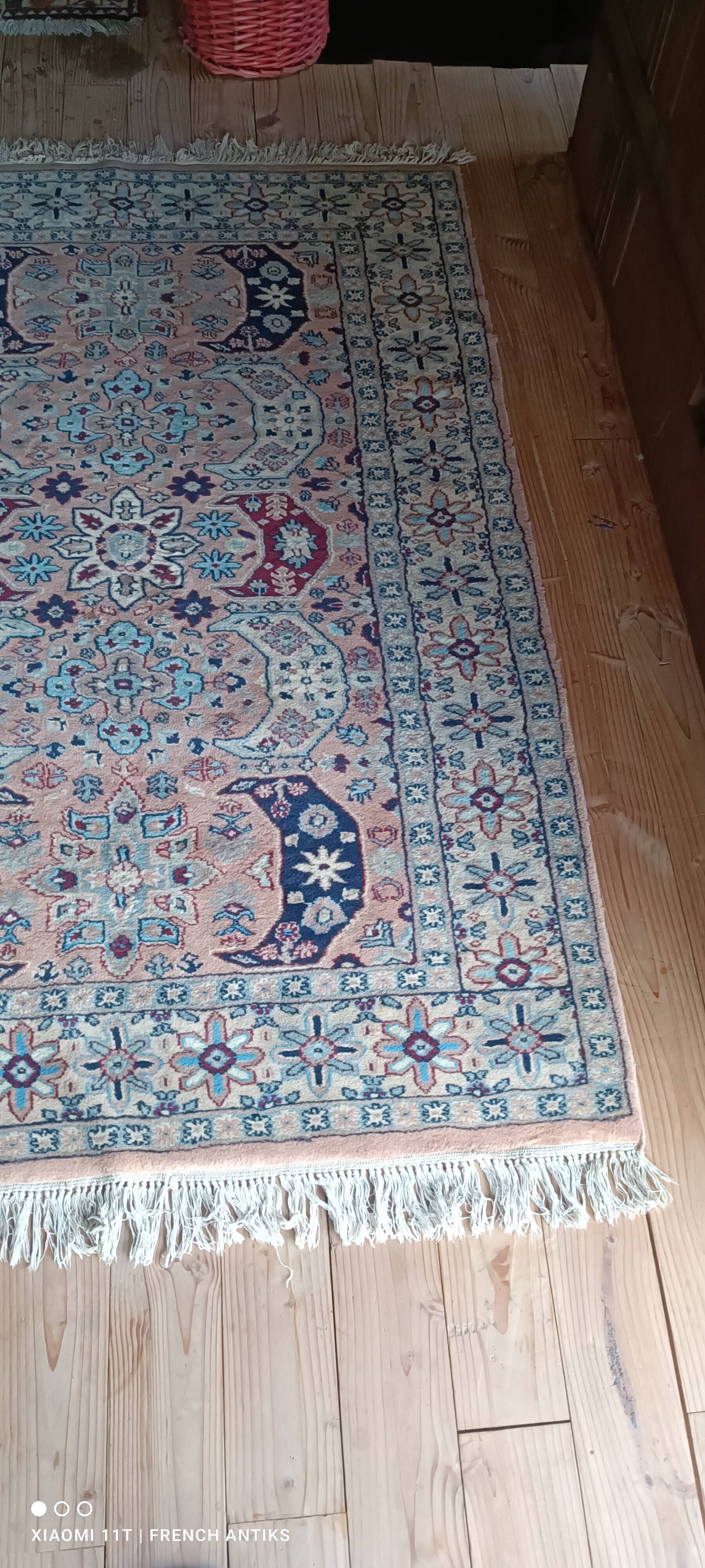 Vintage oriental rug from the 1980s. Handcrafted, handmade.