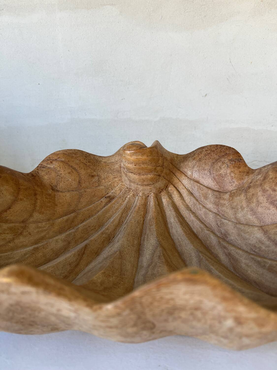 Coupe bénitier ancienne en bois sculpté