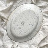Plat ovale en tôle émaillée blanc et bleu marbré vintage