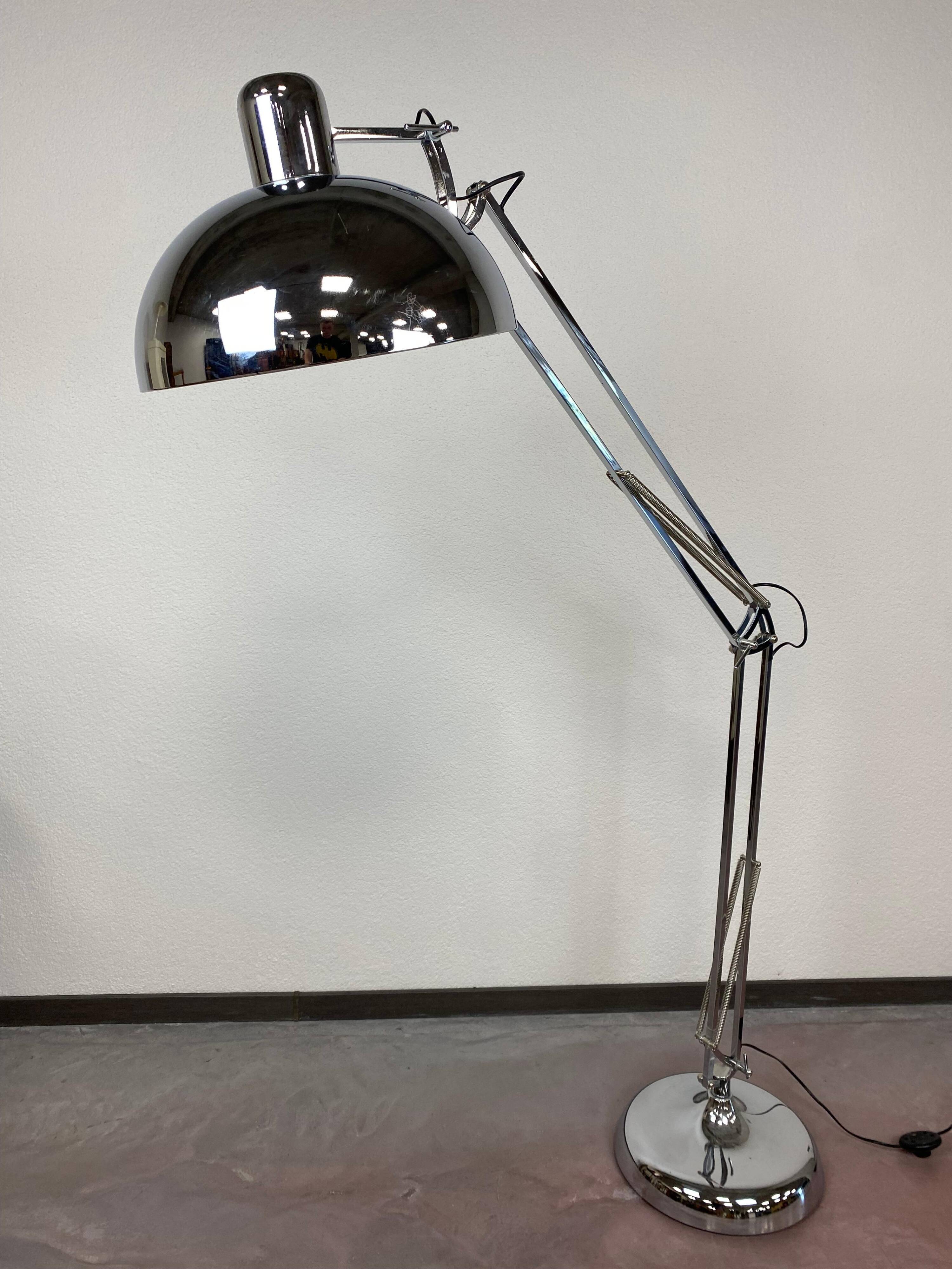 Lampe sur pied en chrome de style industriel
