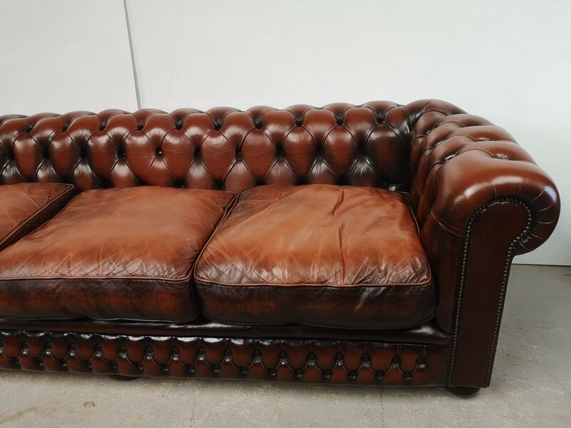 Brown leather chesterfield sofa 3 places