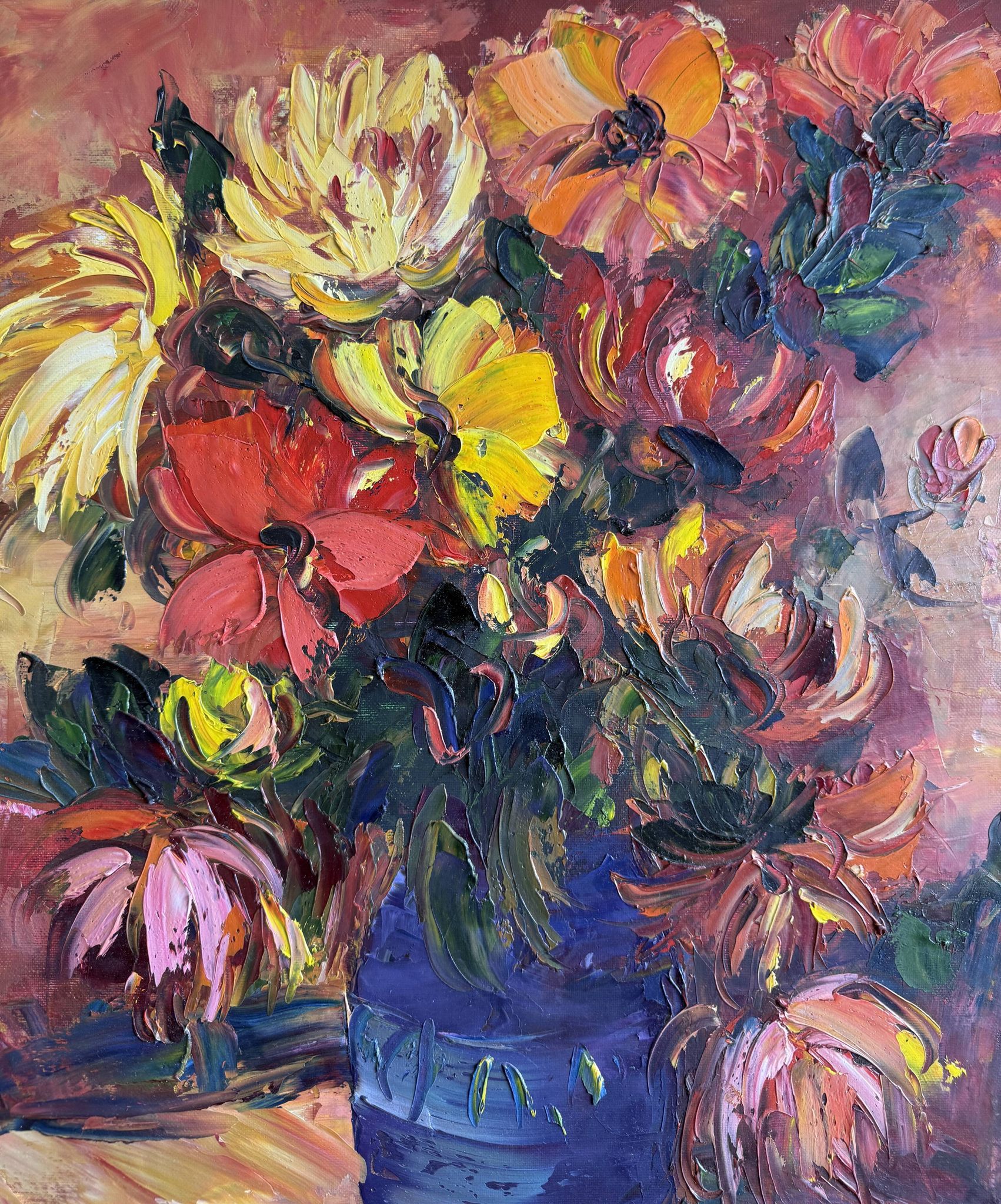 Huile sur toile expressionniste fleurs colorées dans un vase bleu