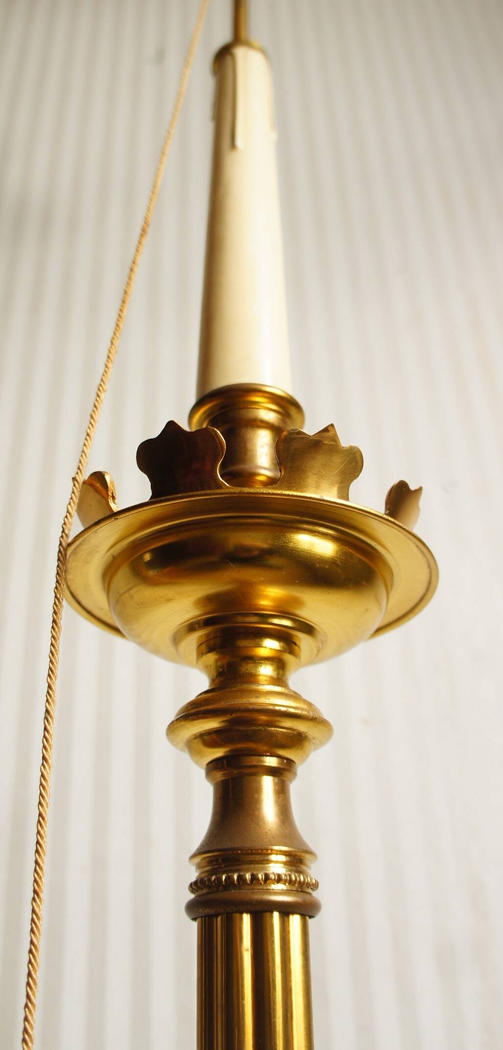 "Pique candle" double fire floor lamp in gilded bronze