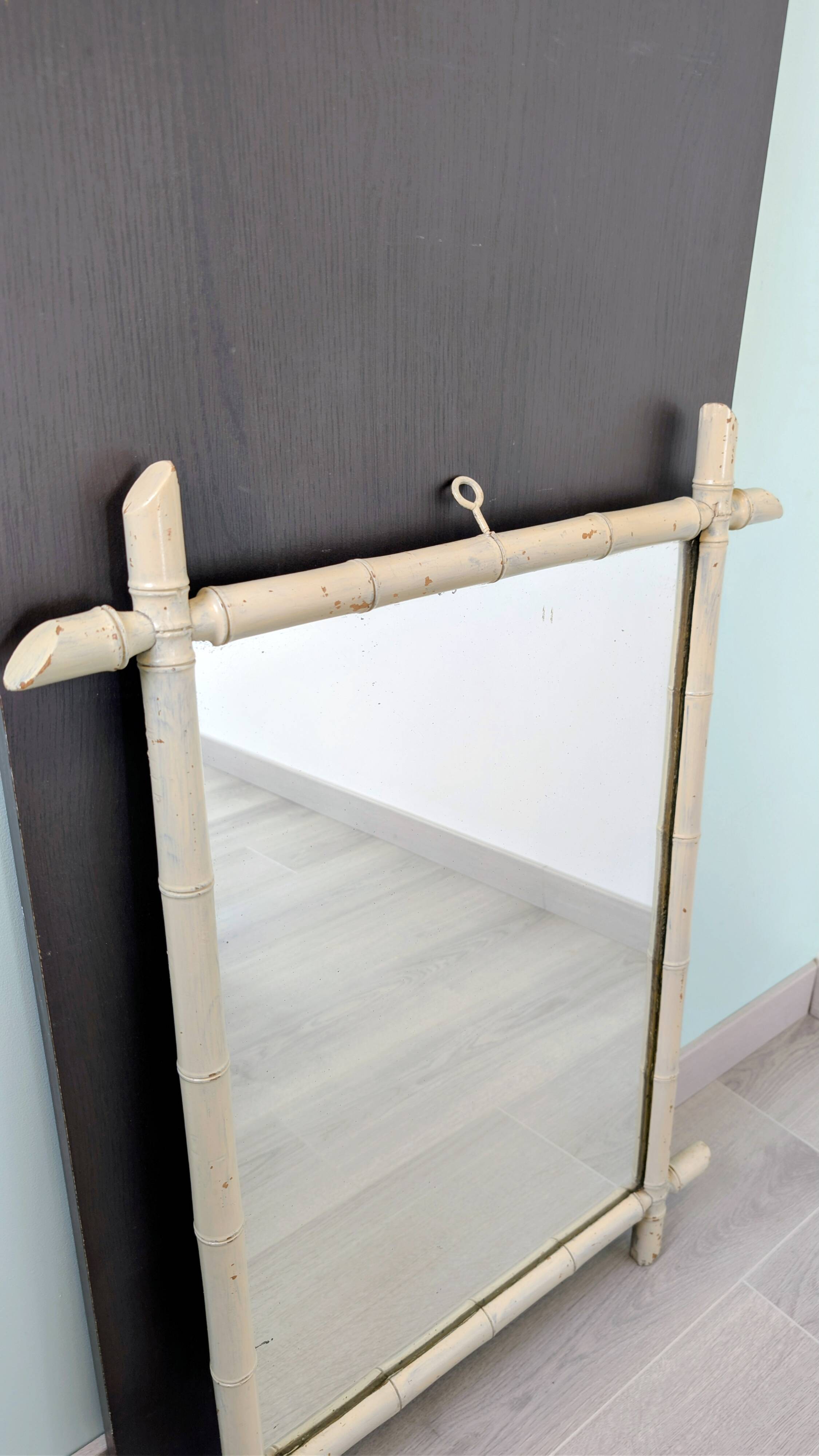 Vintage mirror with a bamboo spirit painted white – Graphic elegance and exoticism