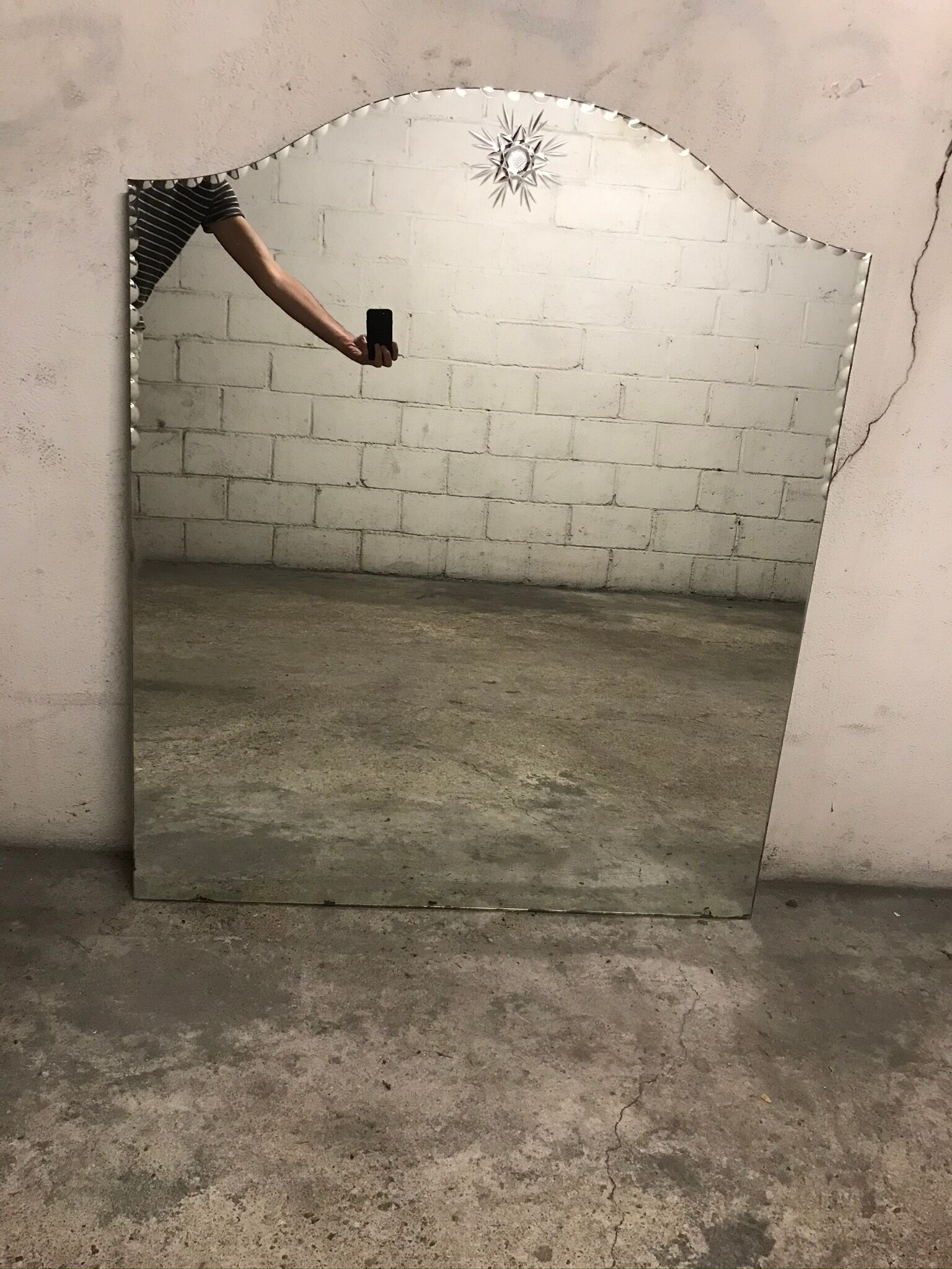 Bevelled path mirror with a star-studded motif