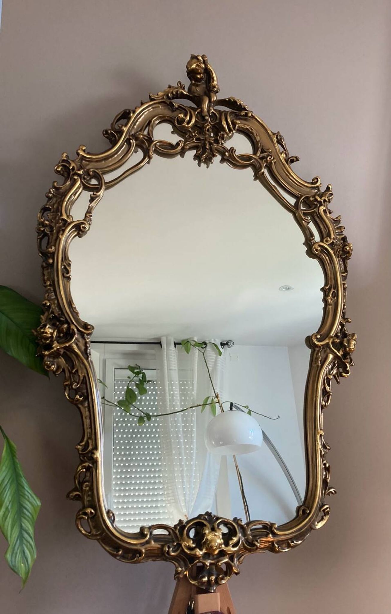Rocaille style mirror from the 20th century in wood and gilded stucco, Putto on the pediment