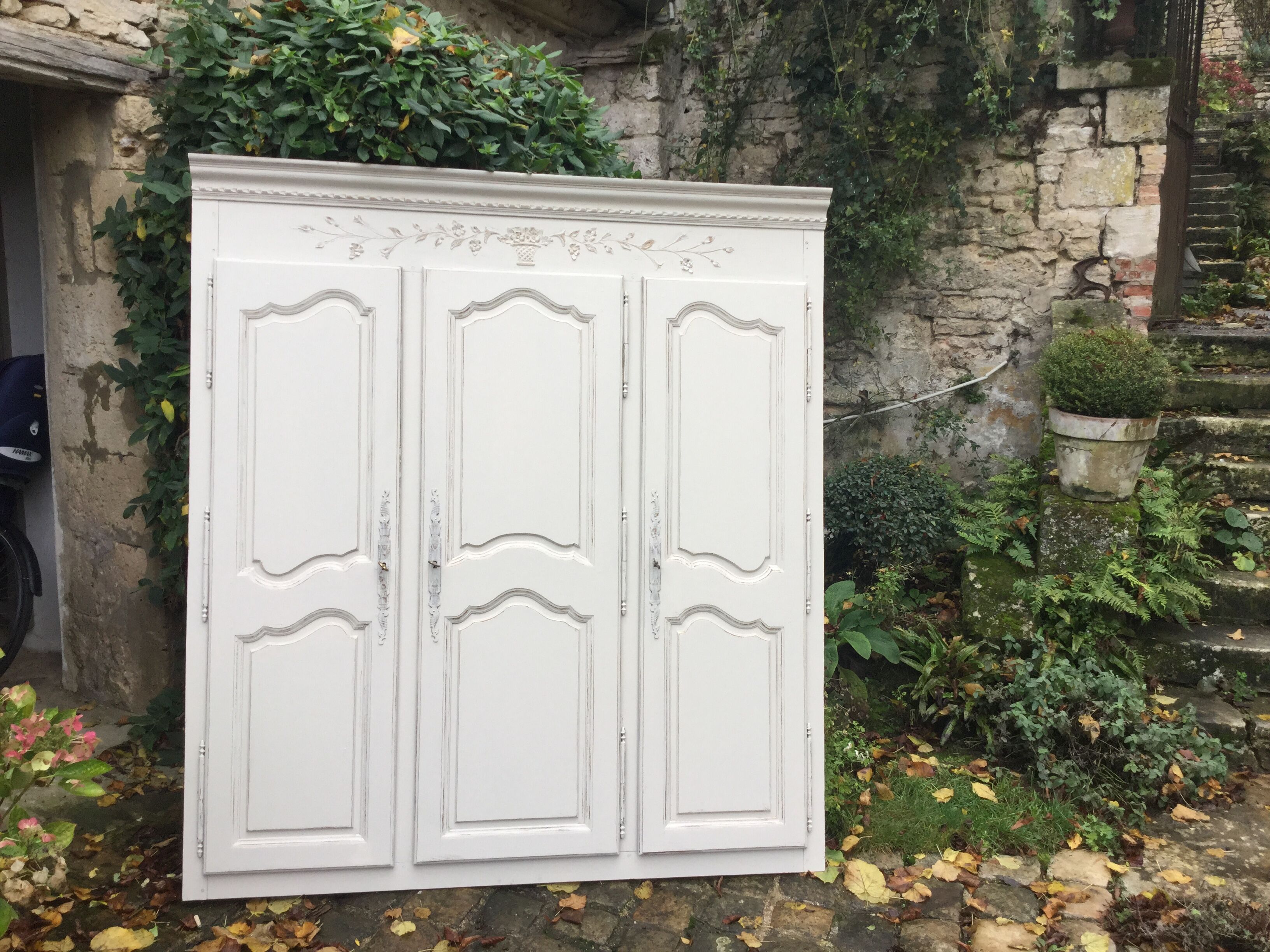 Closet doors with entourage