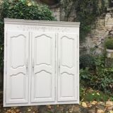 Closet doors with entourage