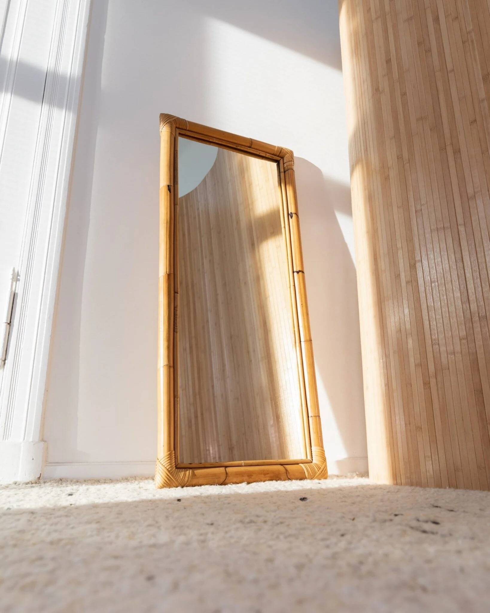 Miroir mural en bois de bambou XL en teinte miel naturel, fabriqué en Italie, vintage des années 1940, style mid-century.