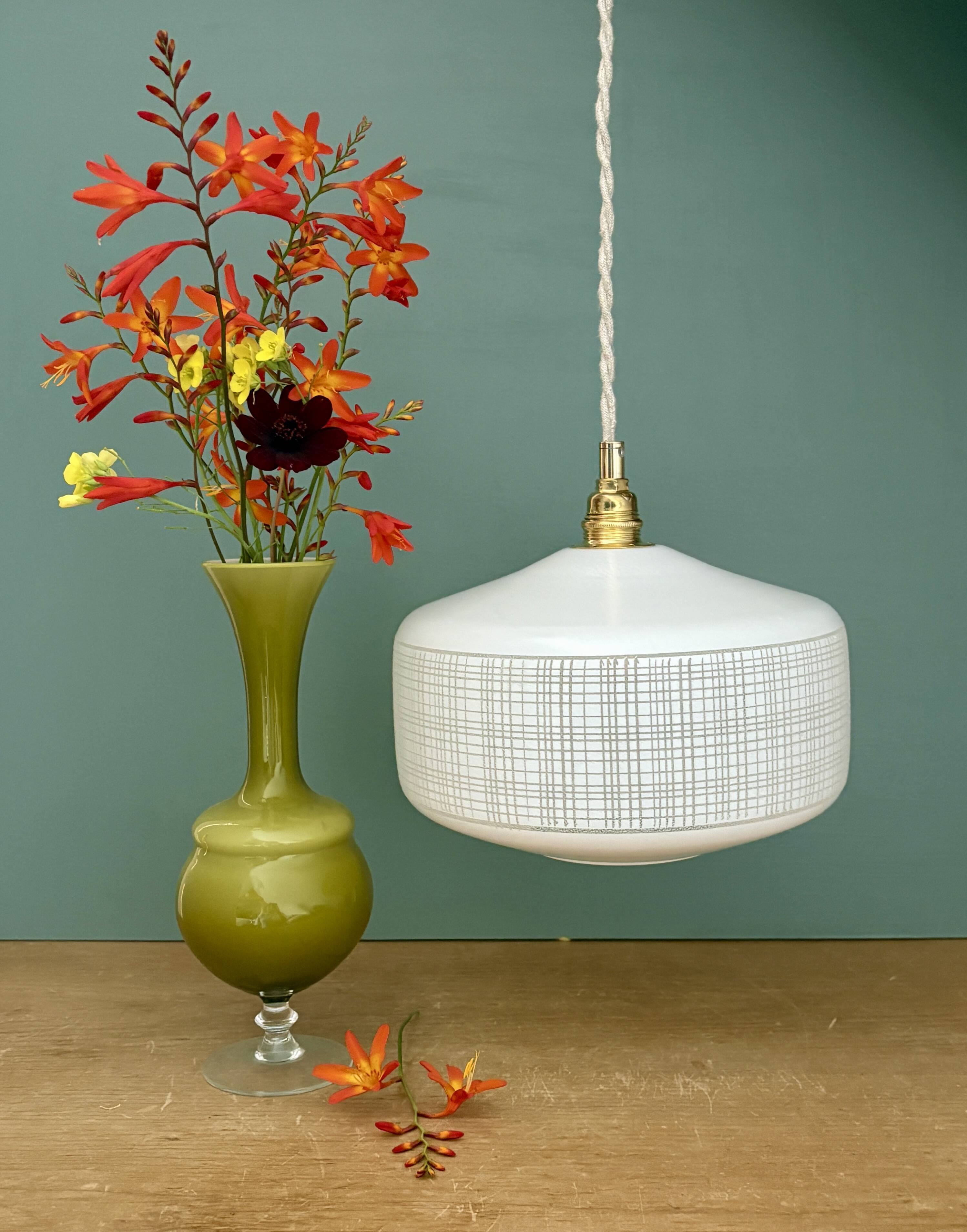 Suspension globe vintage en opaline blanche