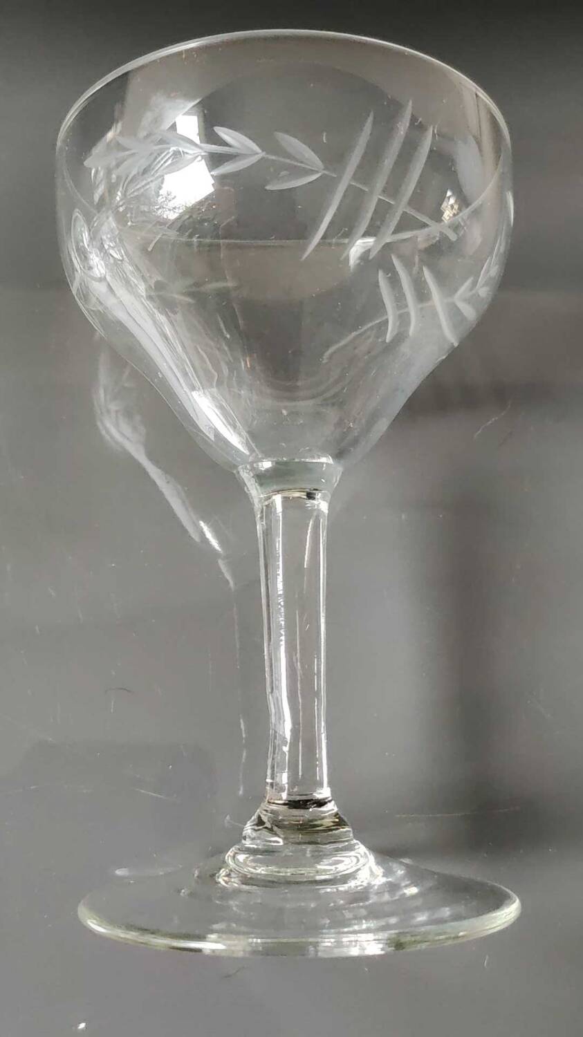 Lot 6 art décor champagne glasses, 1920s. chiseled ears of wheat/transverse lines motifs