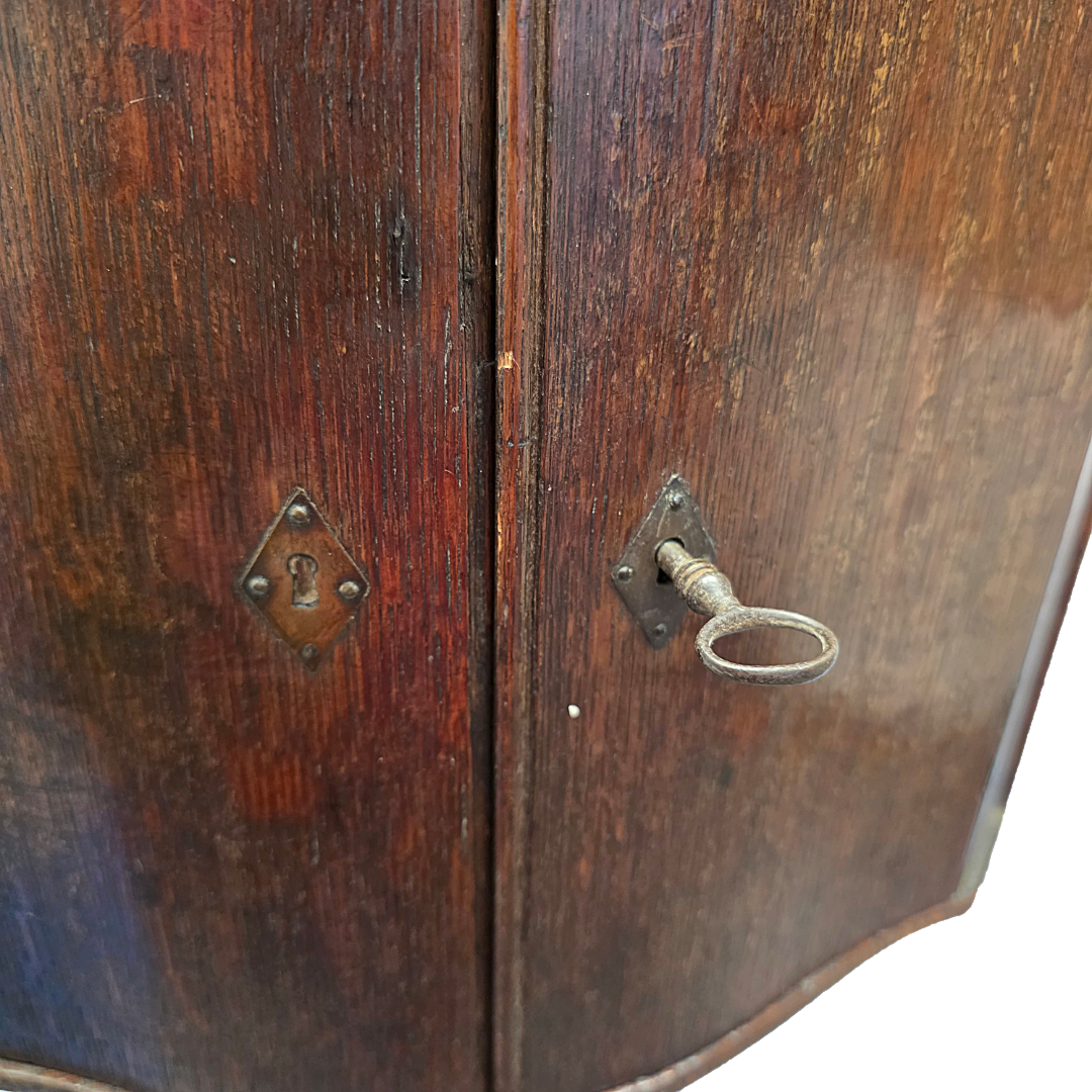 Cabinet d'angle en chêne français ancien