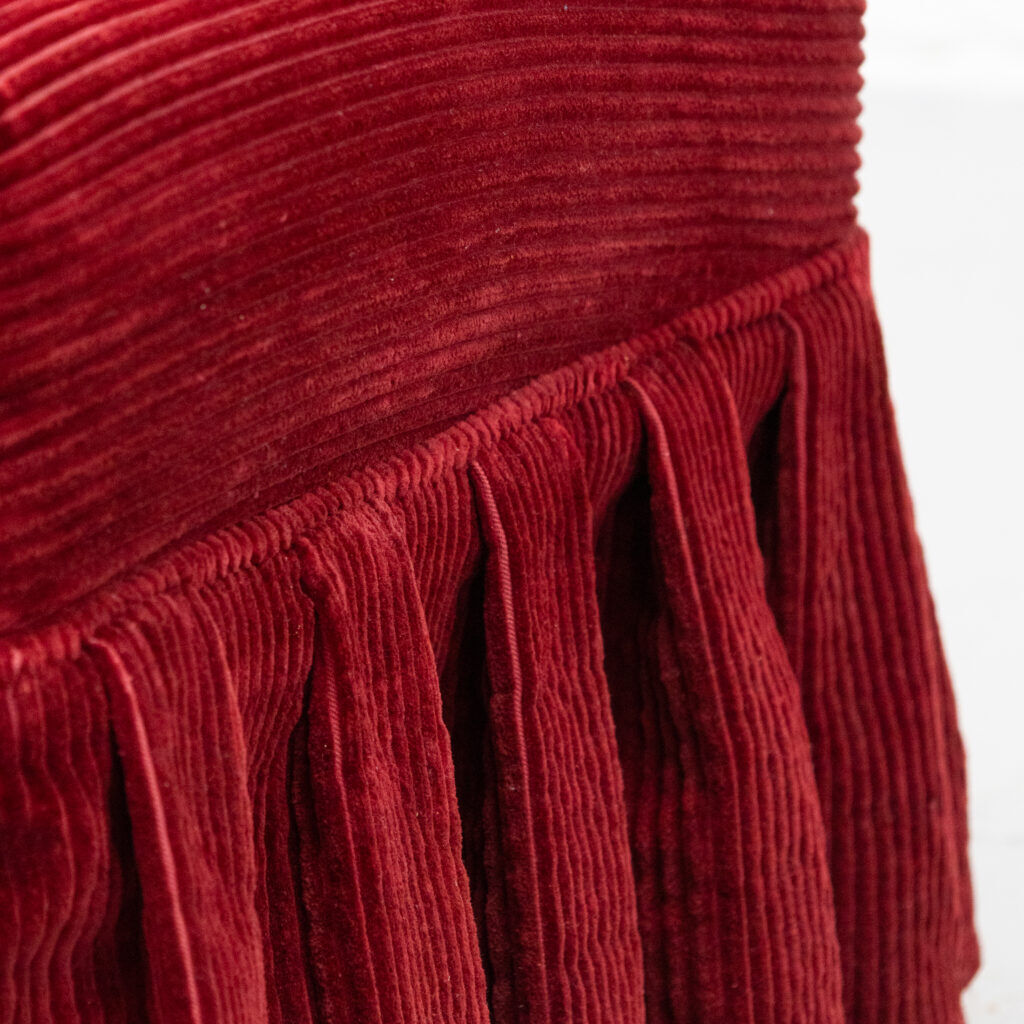 Fauteuil crapaud en velours côtelé rouge des années 1960