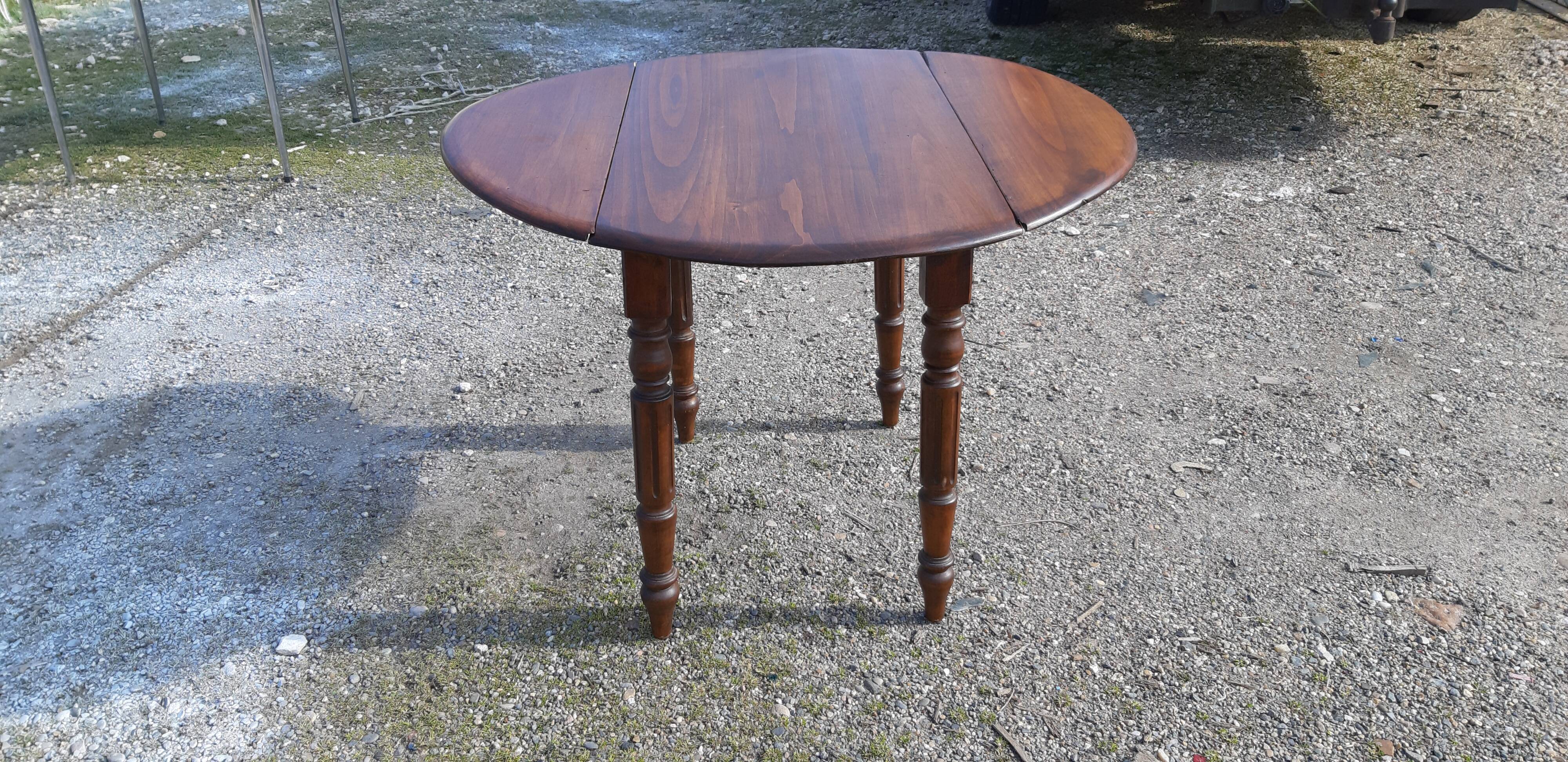 Round table in pine , with flaps
