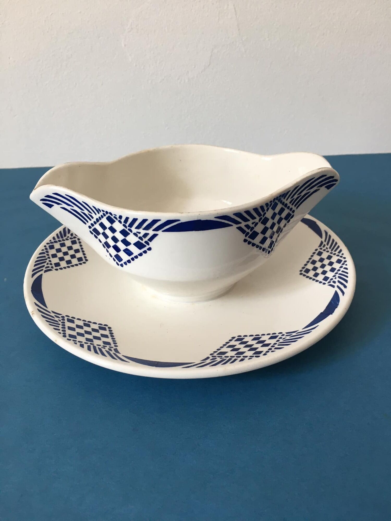 Porcelain gravy boat stamped Moulin des Loups & Hamage - Orchies. “Puppet” model