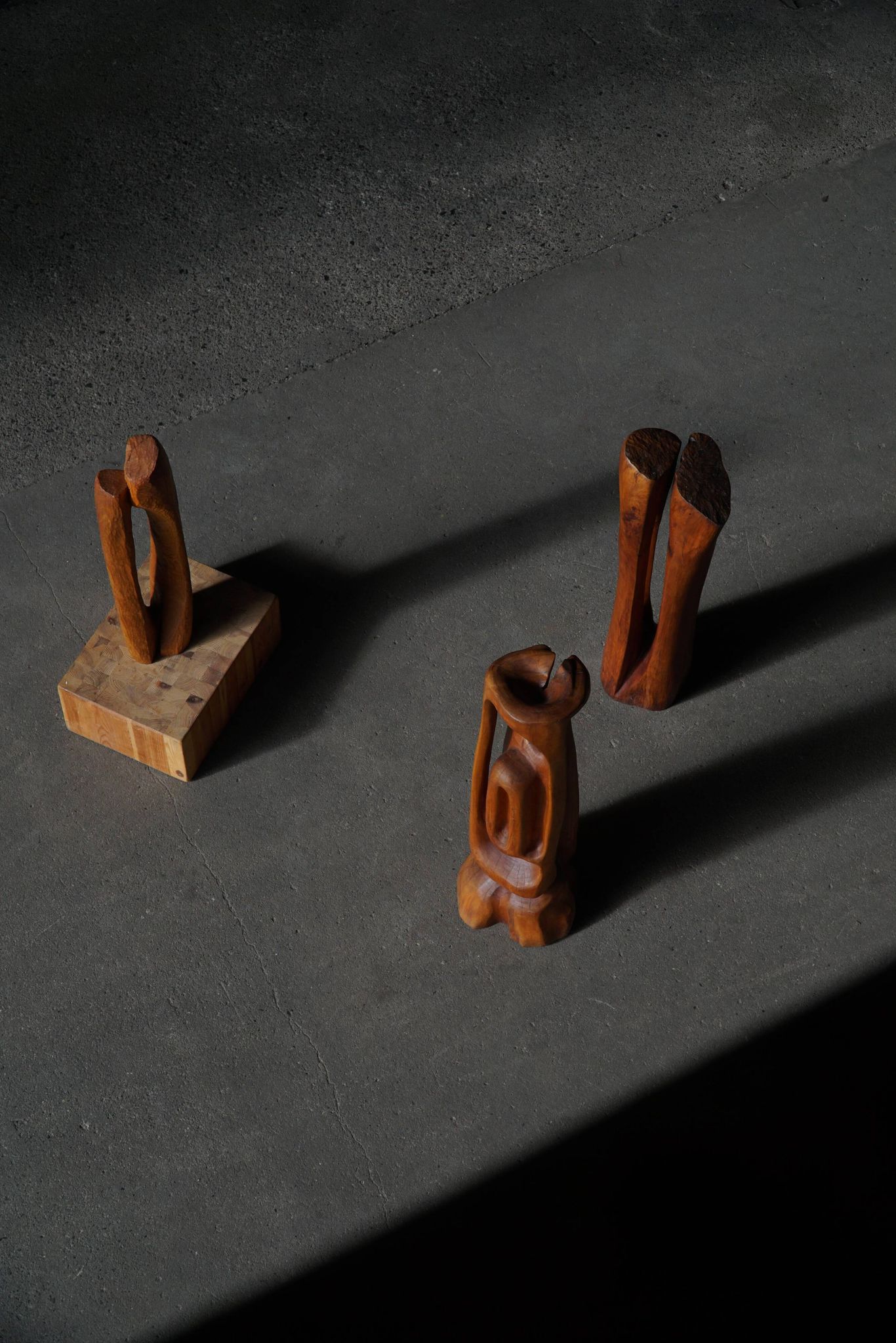 Large wooden sculpture "Woman" by Ole Wettergren, Danish modern, 1970s.