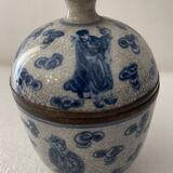 Pot couvert en porcelaine craquelée de Chine muni de la marque Jiaqing